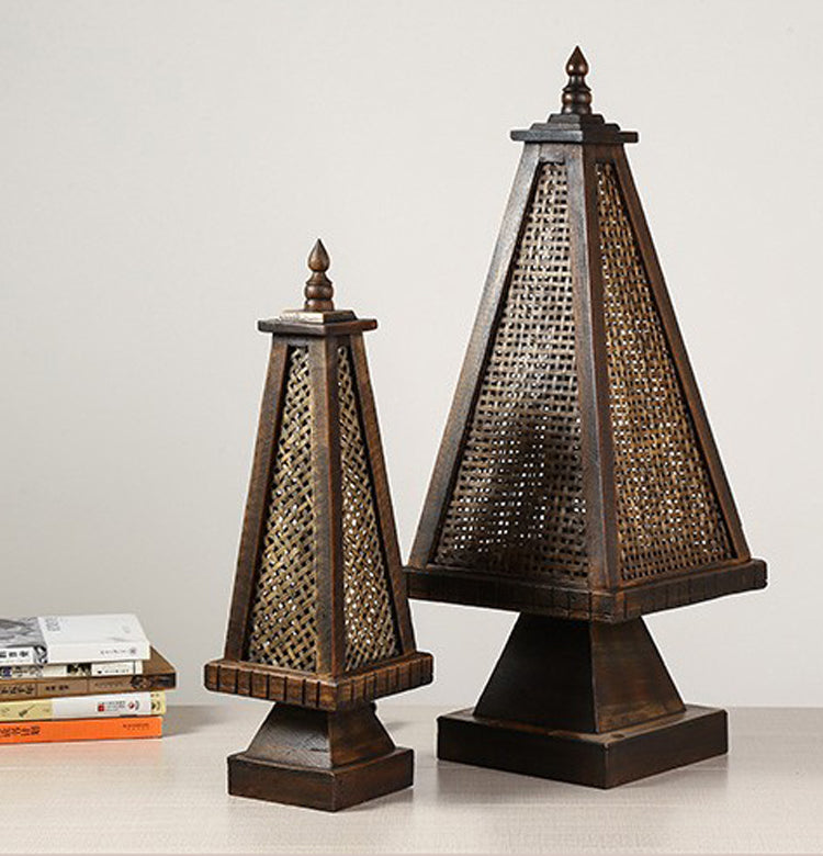 Lampe à poser rétro en bois et bambou Nesty - Deux tailles côte à côte, posées près d'une pile de livres
