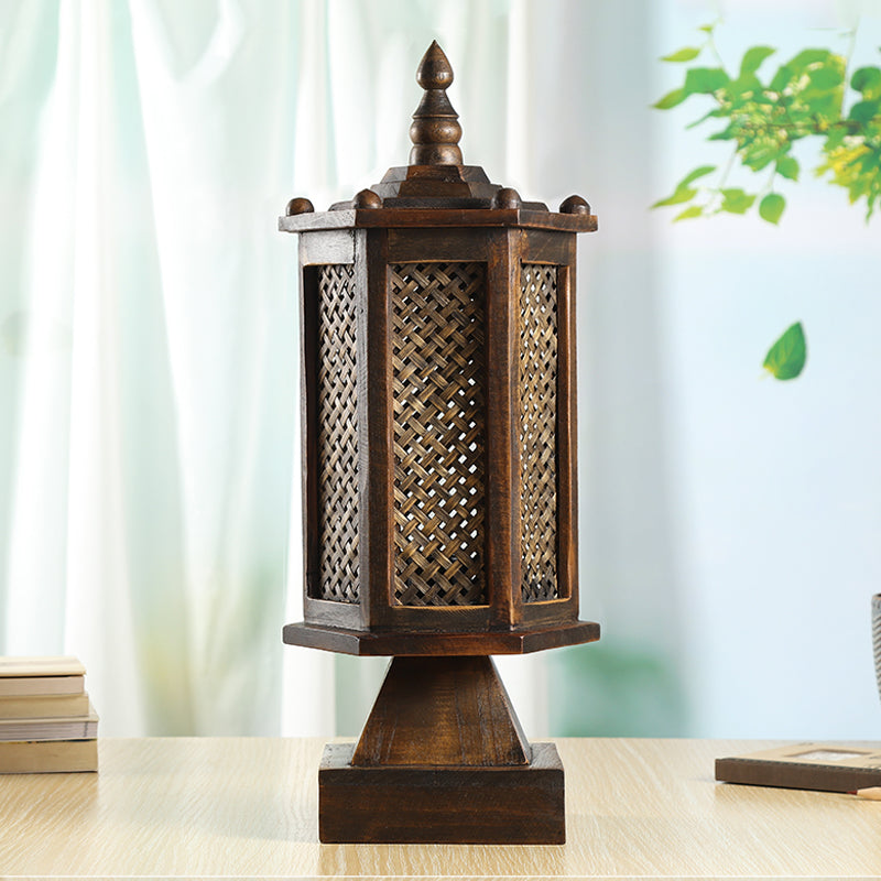 Lampe à poser rétro en bois et bambou Nesty - Allumée, ambiance chaleureuse près d'un rideau voilage